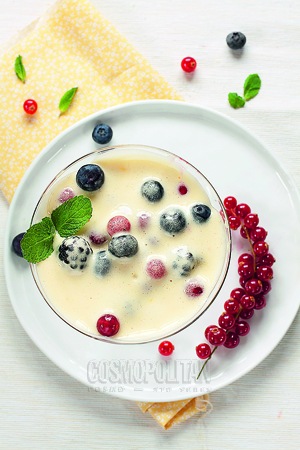 Десерт с сабайоном и ягодами