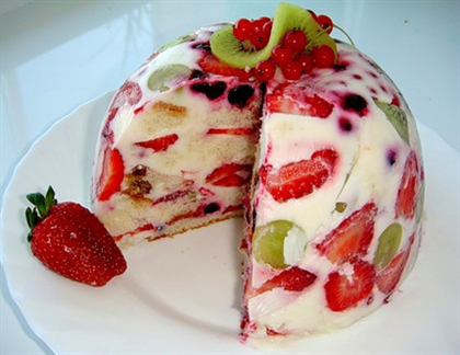 Летний пирог с ягодами и мороженым