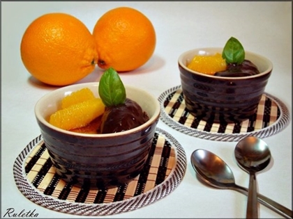 Крем-брюле, украшенное апельсиновым шоколадом