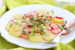 Весенний картофельный салат с редисом