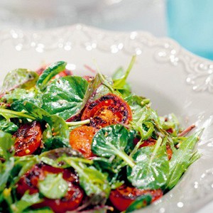Салат с обжаренными томатами